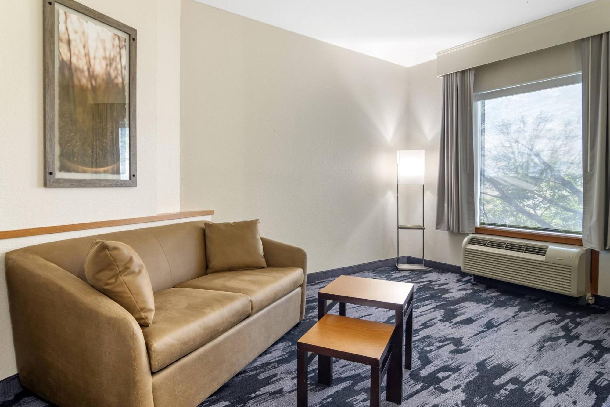Fairfield Inn & Suites By Marriott Commerce Bagian luar foto